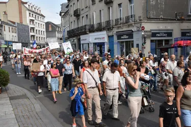Près de 250 personnes ont à nouveau défilé à Montluçon (Allier) contre le pass sanitaire ce samedi 21 août