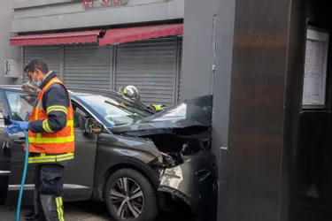 Une voiture percute le mur d'un restaurant à Clermont-Ferrand