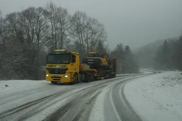 Retour de la neige en Haute-Loire : des camions coincés en altitude