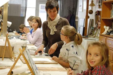 La plasticienne Corinne Chany guide les enfants et les adultes dans la création d’ oeuvres