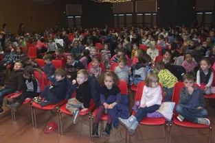 Deux cents écoliers au spectacle de Noël du SIAG