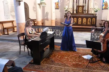 Sophie Poulain en chanson à l'église