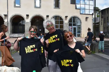 Les artistes de rue se préparent pour la "Grande Manifestive" à Aurillac (Cantal)
