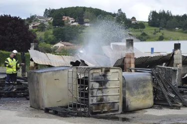 Un hangar détruit par les flammes route du Puy, à Ambert