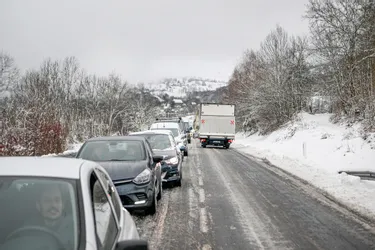 Pas de transports scolaires dans le Cantal ce mardi en raison de la neige et du verglas