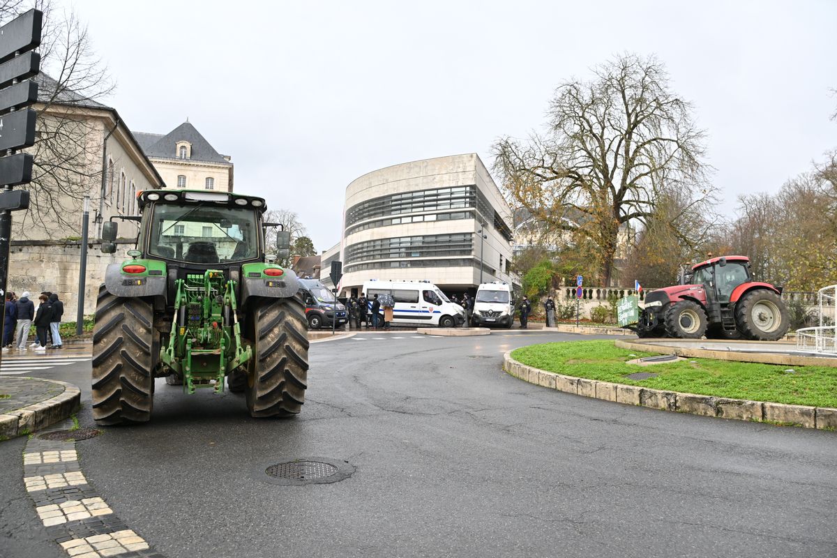 Mobilisation des agriculteurs du Cher : un rassemblement en cours en centre-ville de Bourges