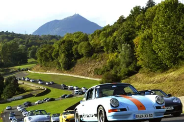Charade, Ladoux, Sancy, Vulcania… les 650 Porsche de la célébration ont quitté le Puy-de-Dôme