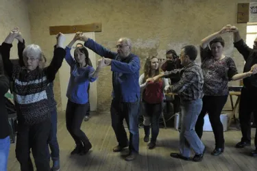 Maîtriser la danse folklorique du Limousin n’est pas facile, même lors d’un stage intensif