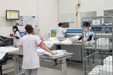 À Montluçon, la blanchisserie de l’APM propose ses services gratuitement aux soignants