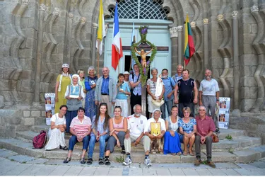 Cette vingtaine de pèlerins lituaniens a traversé cinq pays pour rejoindre Compostelle