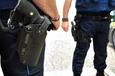 Le prévenu s'était emparé de l'arme d'un surveillant à Clermont : un syndicat déplore "un matériel inadapté"
