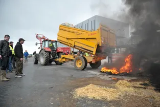 Les Jeunes agriculteurs de Creuse et de Corrèze bloquent une centrale Leclerc dans l’Allier