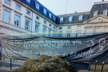 Des remorques de fumier déversées devant la préfecture du Puy-en-Velay
