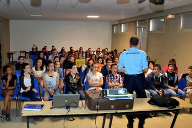 La gendarmerie a donné de précieux conseils aux élèves de cinquième du collège du Haut-Allier