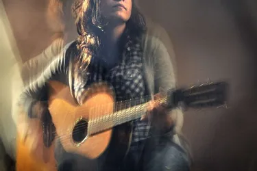 Adèle Coyo en concert pour la sortie de son premier album, le 25 octobre