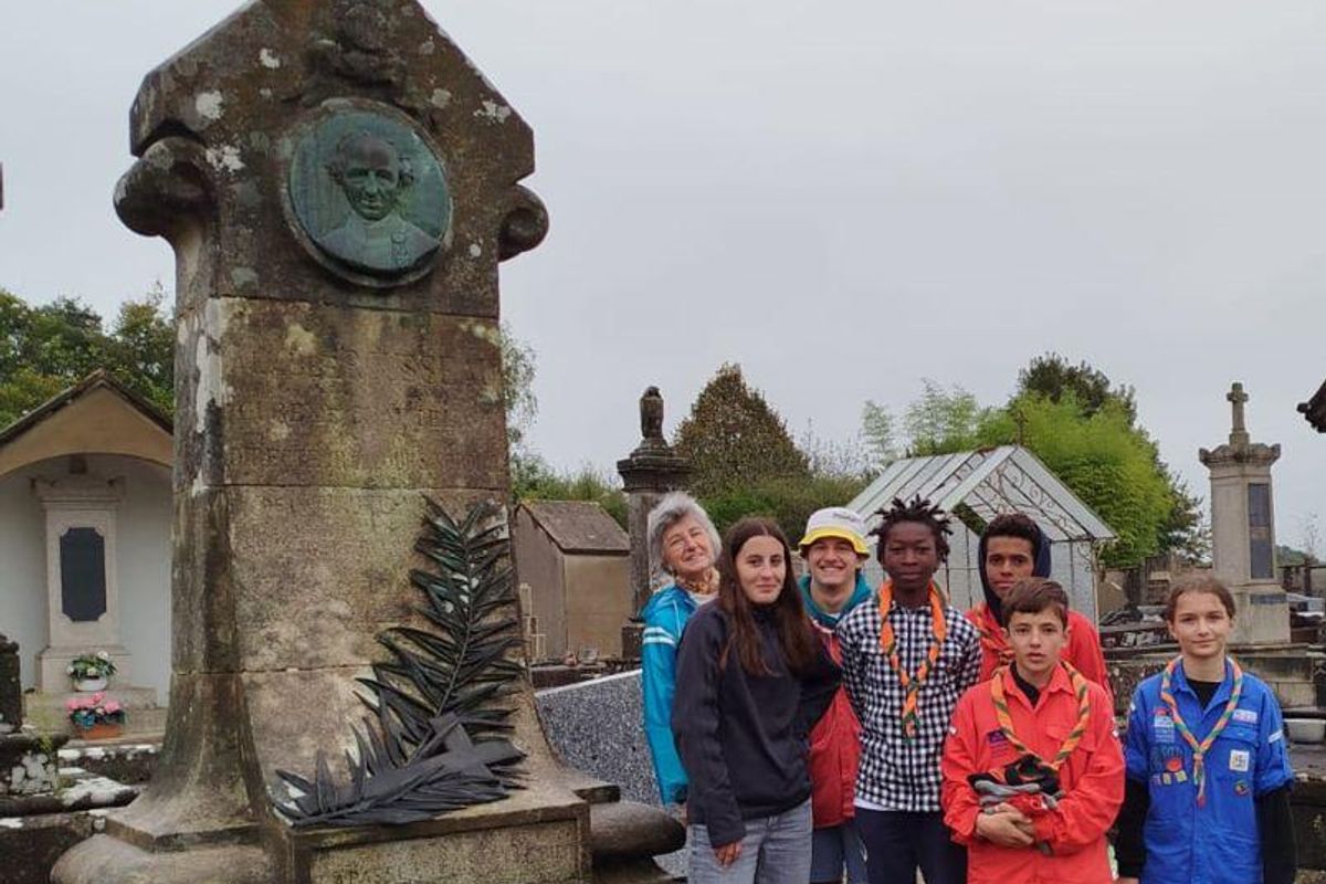 Ils se sont réunis pour nettoyer la tombe de l'abbé Rousseau, illustre ...