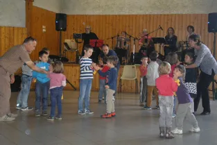 Les enfants initiés aux danses occitanes
