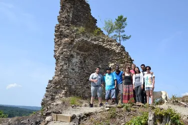 Depuis une semaine, six jeunes venus des quatre coins du monde restaurent la tour de Clavelier