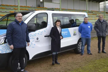 Un bus flambant neuf pour les joueurs du FCUS Ambert (Puy-de-Dôme) offert par la Région