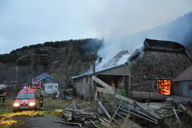 Un corps de ferme entièrement détruit par le feu à Cheylade (Cantal)