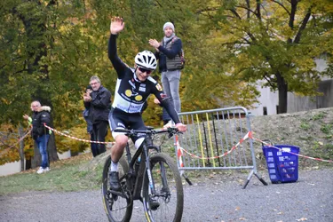 Cyclo-cross de Romagnat : Lucas Serrières (Vaulx-en-Velin) s’impose haut la main malgré un départ prudent sur son VTT (vidéo)