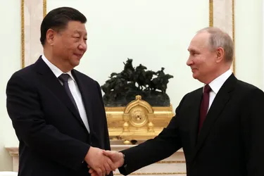 Pourquoi la Chine "joue un jeu ambigu" dans son soutien prudent à la Russie en Ukraine