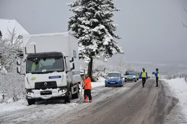 Des conditions de circulation difficiles sur la RD 926 entre Murat et Saint-Flour (Cantal)