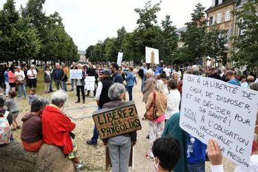 200 personnes manifestent à Moulins (Allier) contre le pass sanitaire