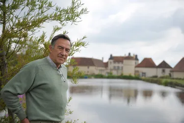 Quels sont les châteaux qui accueillent les projections sur écran géant du film "De Nature bourbonnaise" cet été dans l'Allier ?