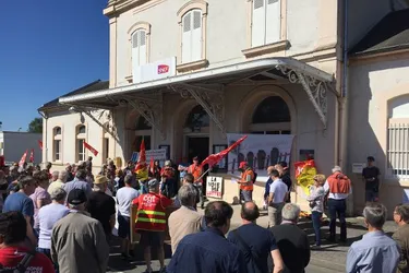 Une centaine de personnes à Orval (Cher) pour défendre la ligne Bourges - Montluçon