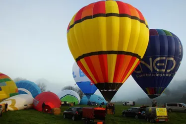 Opération décollage d’une montgolfière avec un jeune pilote du Puy-en-Velay