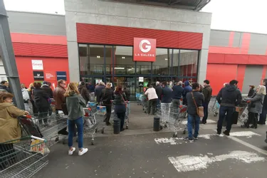 Face à l'afflux dans les supermarchés d'Aurillac (Cantal), certaines enseignes filtrent à l'entrée