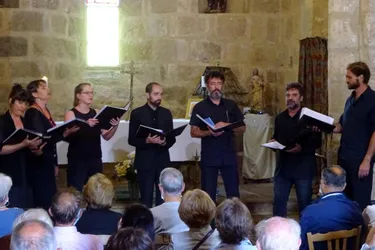 Le groupe vocal Chœur de Chauffe dans la fraîcheur de l’église