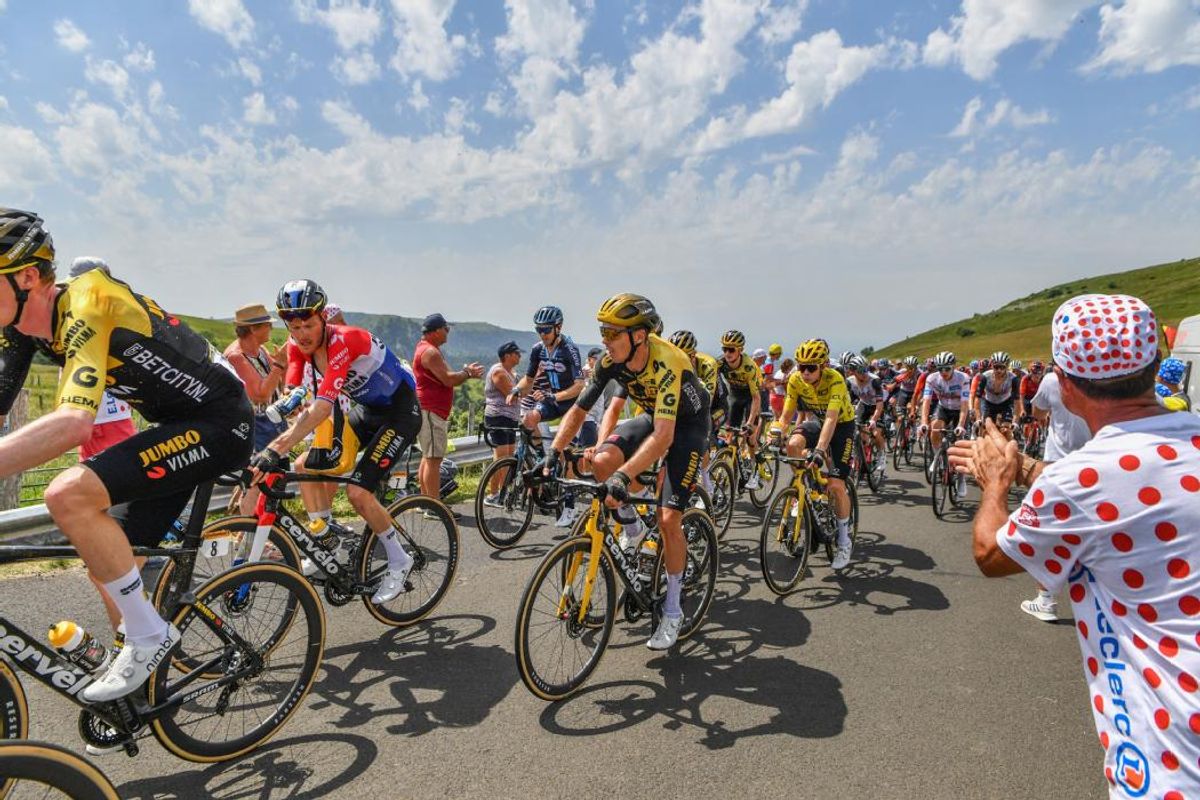 J-100 avant l'étape du 14 juillet : le Puy-de-Dôme dévoile l'affiche officielle du Tour de France 2025