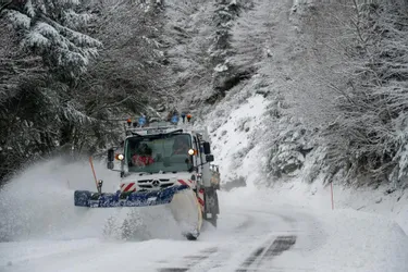 Alerte rouge dans le Sancy (Puy-de-Dôme) en raison de fortes chutes de neige et des vents violents