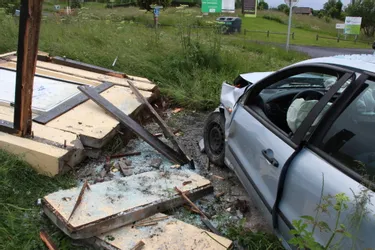Saint-Flour : la voiture détruit l'abribus