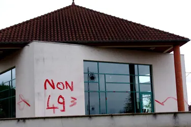 Des tags sur les murs de la mairie de Toulon