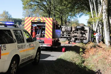 Le camion bascule au Rouget (Cantal), le chauffeur grièvement blessé