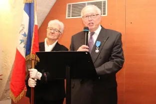François Duplay se voit remettre, au Puy, la croix de chevalier dans l’Ordre national du mérite