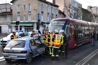 Collision sans gravité entre le tram et une voiture près du stade Michelin, à Clermont-Ferrand