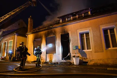 Une habitation en feu dans le centre-bourg du Veurdre (Allier)