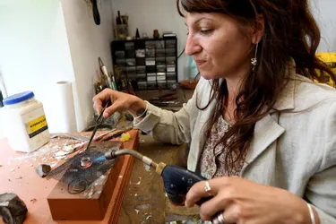 La Creusoise Adeline Beaujoin conçoit et réalise des bijoux en bois, métal et argent dans son atelier