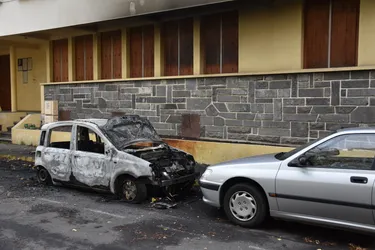 Une voiture incendiée et une autre dégradée par le feu la nuit dernière à Riom