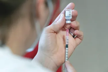 Les problèmes de production des usines de Pfizer/BioNTech en Europe vont ralentir la vaccination