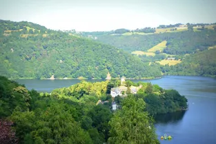 La presqu’île de Laussac bénéficie d’un cadre privilégié surplombant les 1.000 hectares du lac de Sarrans