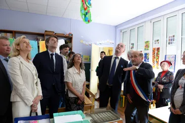 En visite à Saint-Sulpice-le-Dunois (Creuse), le ministre de l'Education défend les écoles rurales