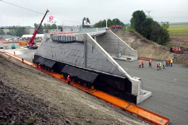 2.700 tonnes portées sur coussins d'air: un pont-rail mis en place sur l'A719