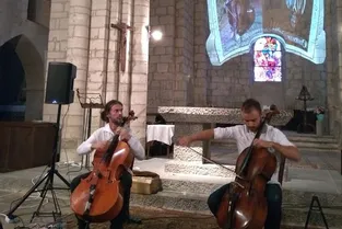 Deux violoncellistes sous les voûtes