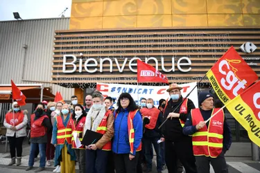 Une trentaine de salariés du Carrefour Moulins en grève, ce mardi : ils demandent le maintien des acquis sociaux