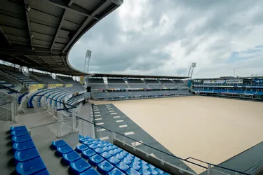 La pelouse du stade Michelin de Clermont-Ferrand recouverte d'une toile pour accueillir le supercross